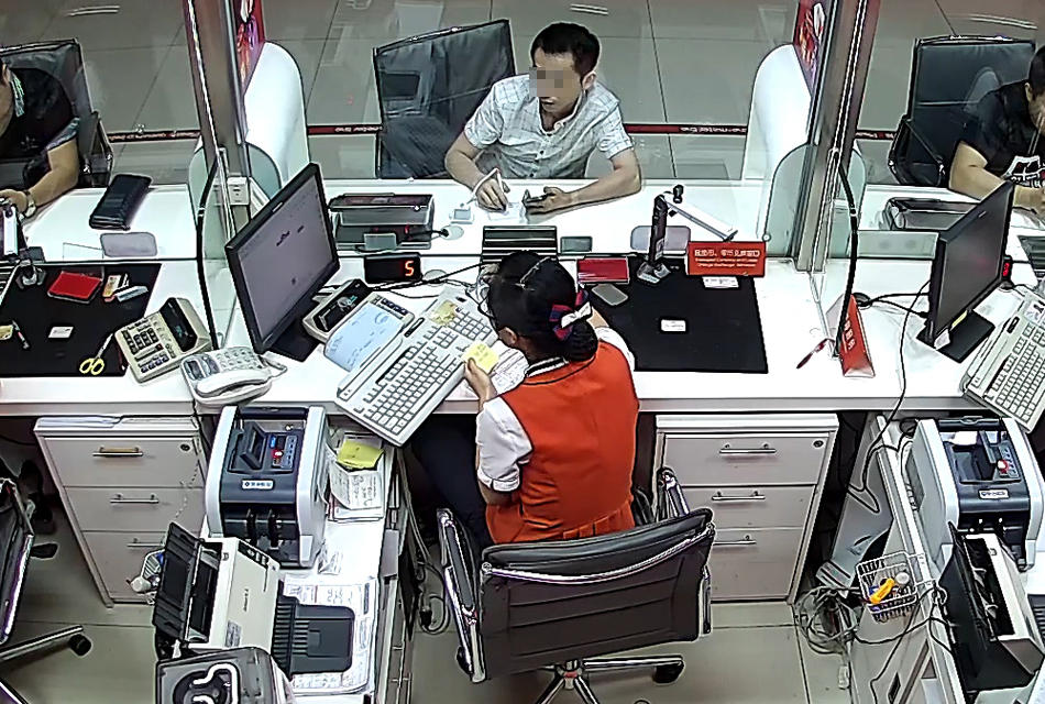 珠海男子銀行遞紙條求救，銀行保安幫忙抓獲傳銷分子