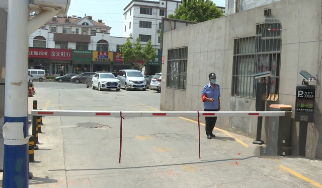 電動車被保安扣住，女子質(zhì)疑保安盜竊，物業(yè)：撞起落桿跑了