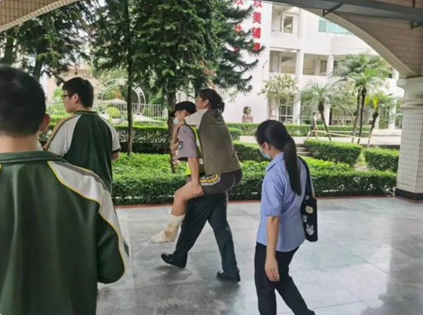 暖心高考：女生左腳骨折，保安背送考場