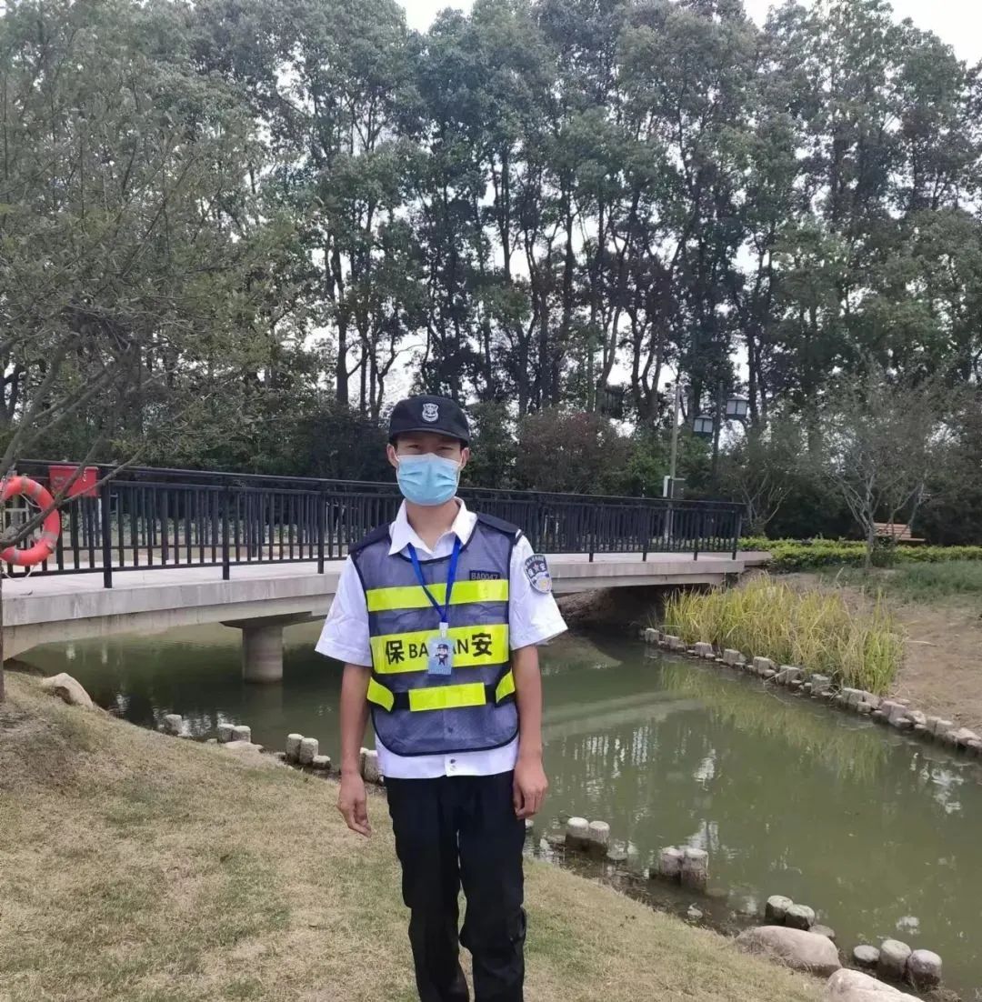 14歲女孩不慎落水，這名保安循聲趕來跳下水