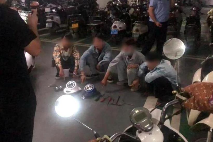 專偷電動(dòng)車大燈！4名奇葩小偷被小區(qū)保安逮住