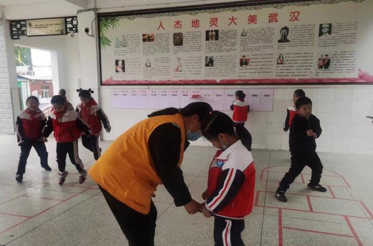 小學(xué)德育有新招，保潔保安成“導(dǎo)師”
