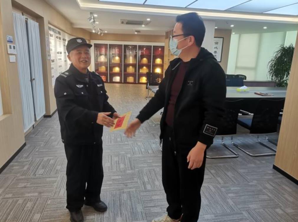 挺身而出，小區(qū)保安化身救火勇士