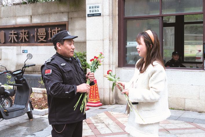 保安也浪漫 小區(qū)門(mén)口送鮮花