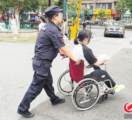 高考前女生腿受傷，女保安把輪椅推進(jìn)考場