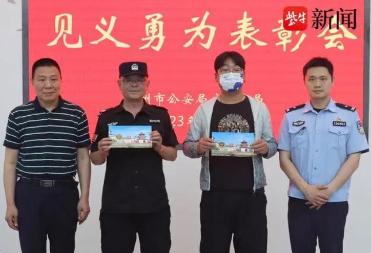 小區(qū)門口店鋪起火，保安隊(duì)長和隔壁老板攜手救火