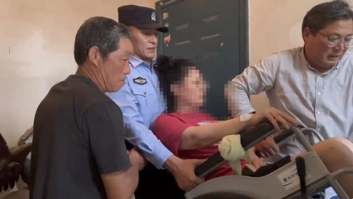 女子出院回家，民警和保安連人帶輪椅抬上樓