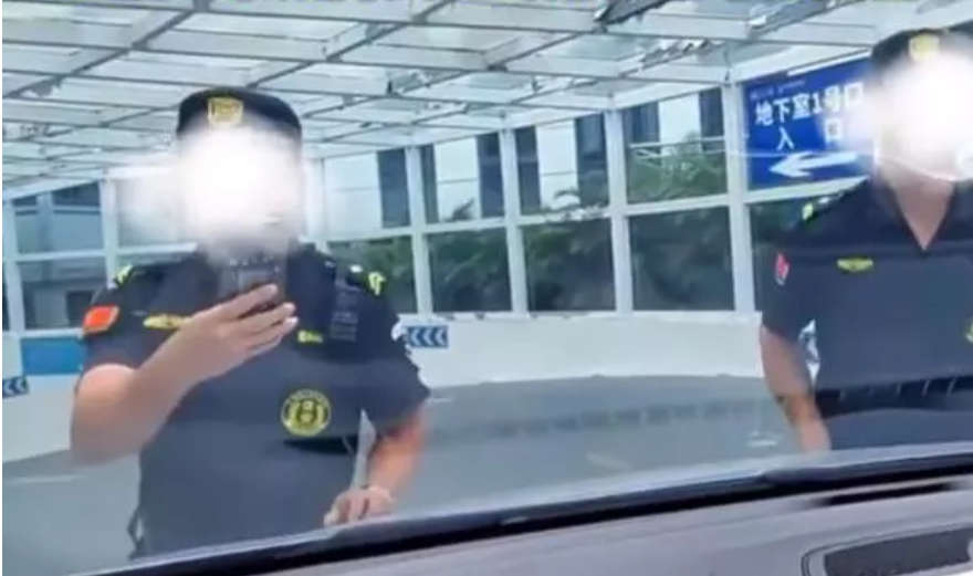 被告知車位已滿后女子頂著保安入庫，發(fā)現(xiàn)仍有不少空位，醫(yī)院回應
