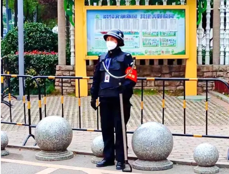 保安大姐上班護(hù)學(xué)站崗，下班穿著旗袍去“追夢”